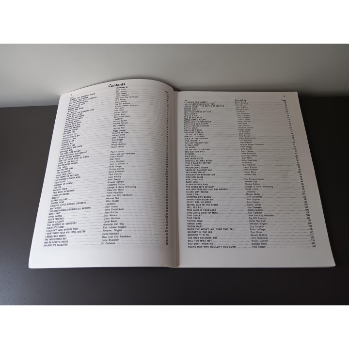 124 Folk Songs - Folkways Records (muziekboek)