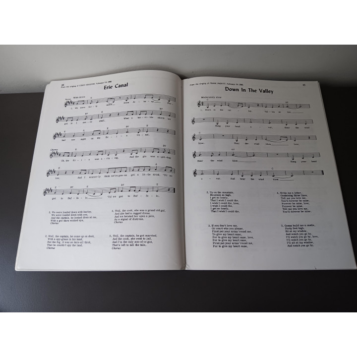 124 Folk Songs - Folkways Records (muziekboek)