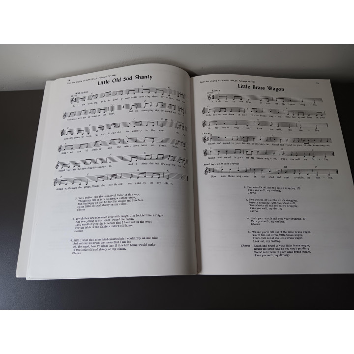 124 Folk Songs - Folkways Records (muziekboek)