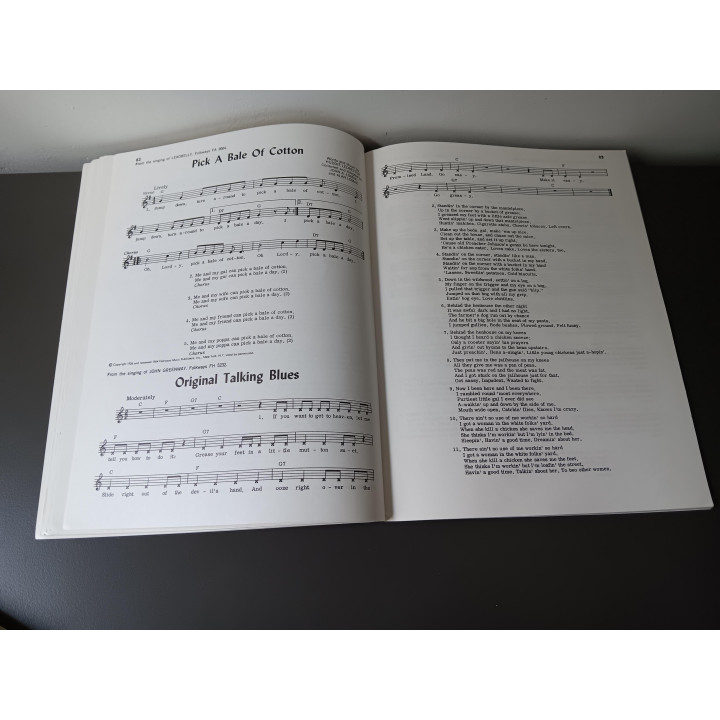 124 Folk Songs - Folkways Records (muziekboek)